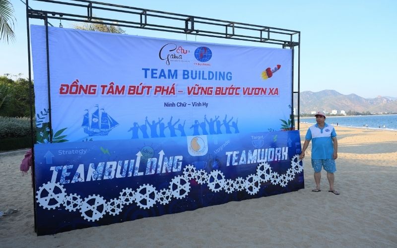 Hoạt động Teambuilding diễn ra tại bãi biển Ninh Chữ
