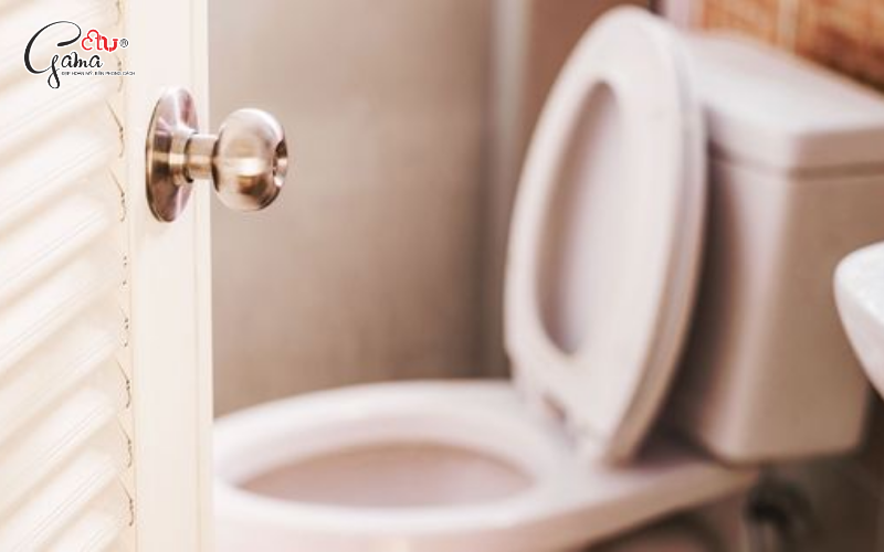 Hướng nhà vệ sinh có phải là hướng bồn cầu không?