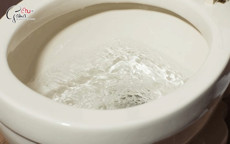 Đường ống thoát nước bị tắc do cặn bẩn tích tụ