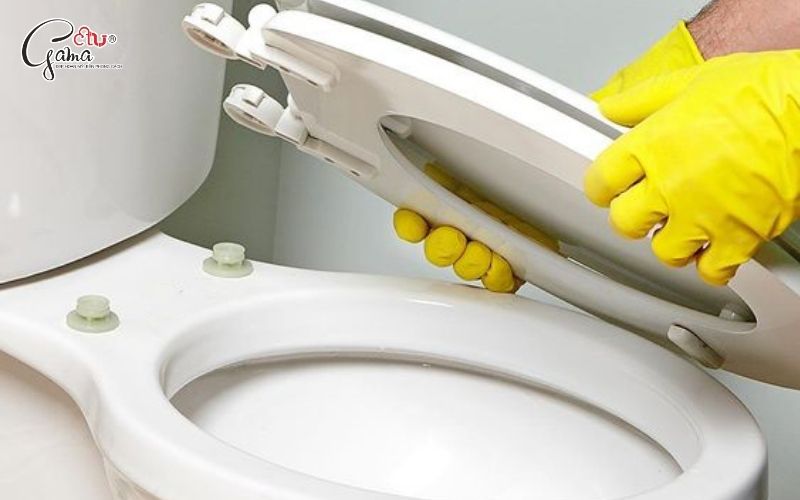 Làm sạch bệ ngồi trước khi thay nắp bồn cầu