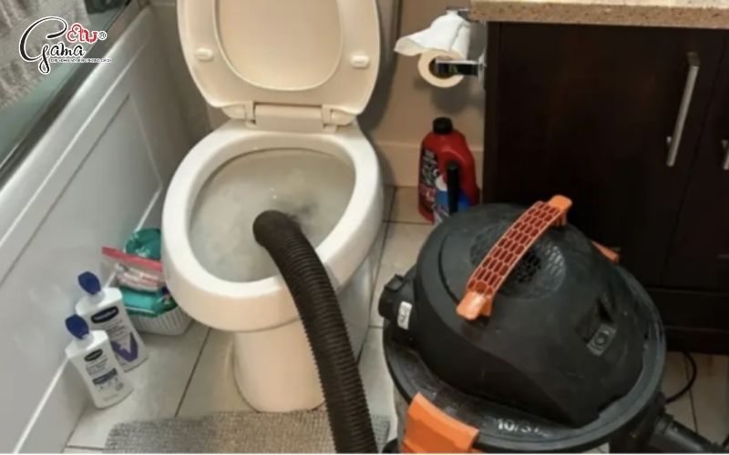 Cách thông tắc bồn cầu bị nghẹt bằng máy hút bụi