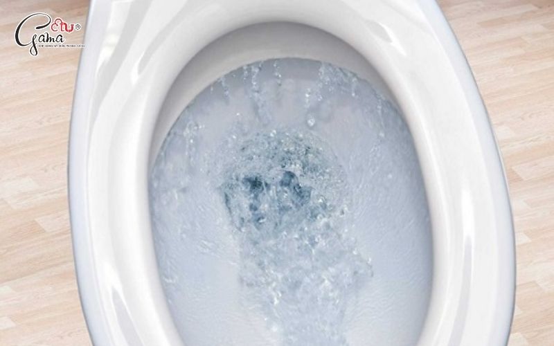 Cách thông tắc bồn cầu bị nghẹt bằng áp lực nước