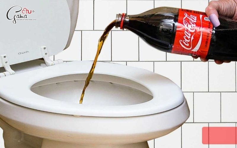 Cách thông bồn vệ sinh bị nghẹt bằng coca cola, pepsi