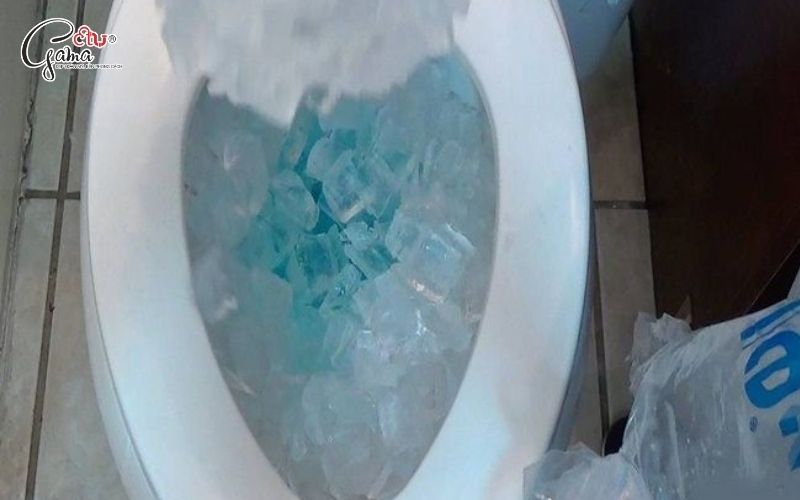 Cách thông tắc bồn cầu bị nghẹt bằng đá lạnh