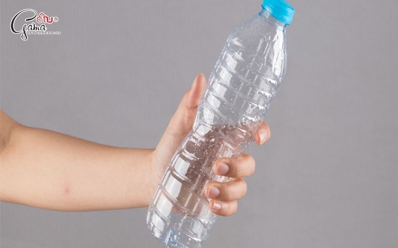 Cách thông bồn cầu bị nghẹt bằng vỏ chai nhựa