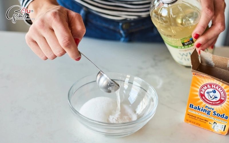 Thông bồn cầu bằng giấm và muối 