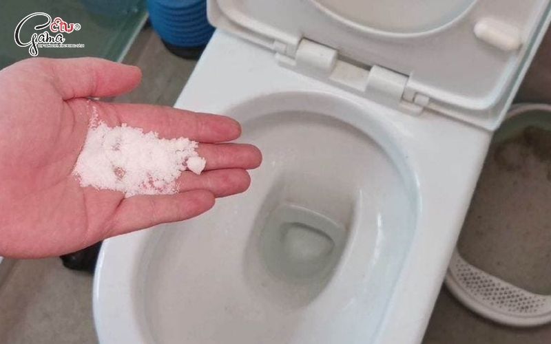 Lưu ý khi thông bồn cầu bằng muối