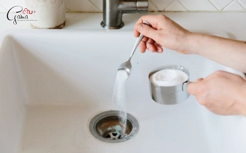 Thông tắc lavabo bằng baking soda và giấm