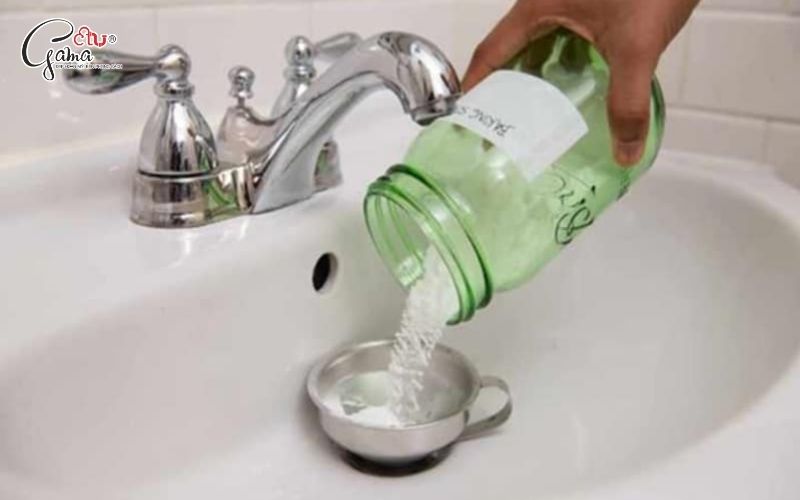 Thông tắc chậu lavabo bằng dung dịch/bột hóa chất chuyên dụng