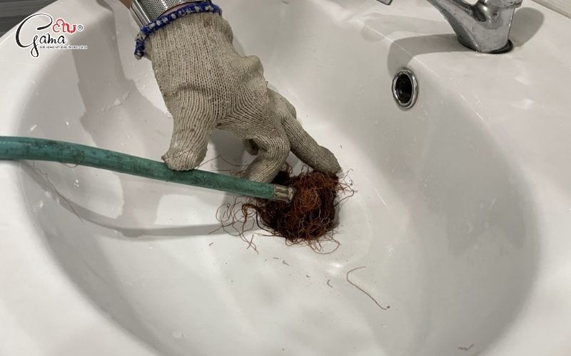 Thông tắc lavabo bằng dụng cụ tự chế (móc quần áo, dây thép)