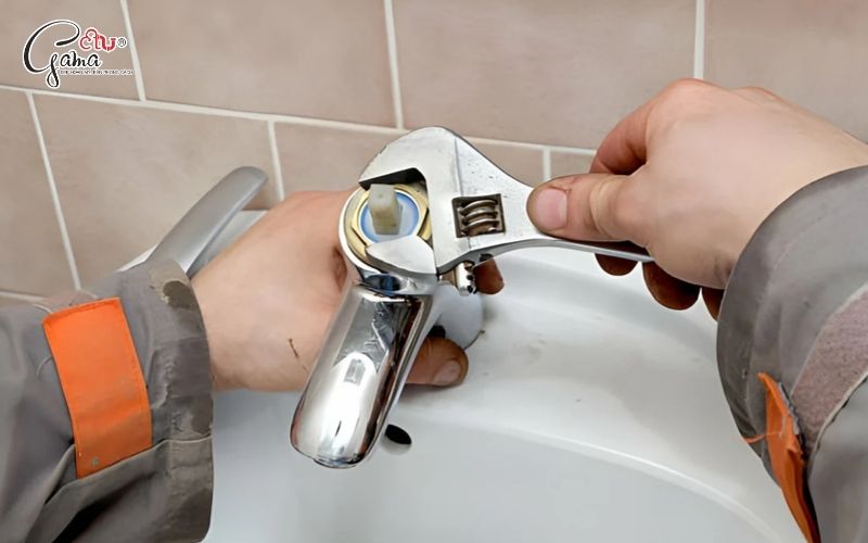 Cách sửa vòi nước lavabo rỉ do gioăng hỏng