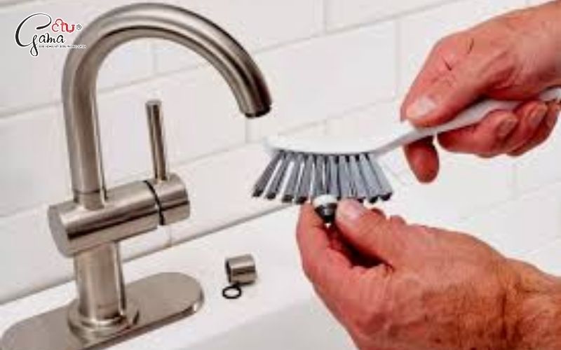 Cặn bẩn tích tụ trong vòi