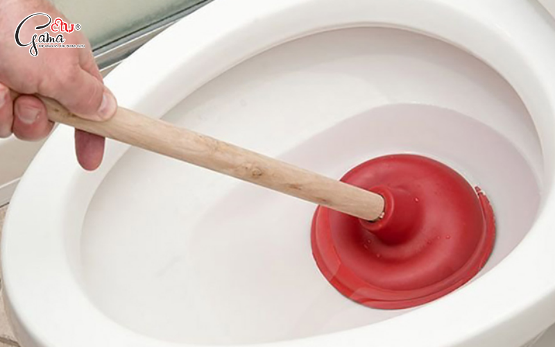 Dùng pittong cao su (cây thụt)