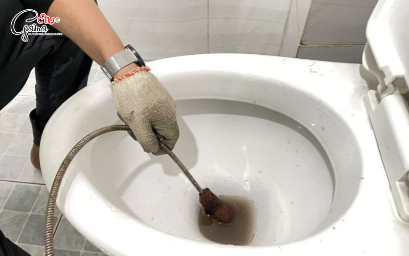 Thông tắc bằng dây lò xo