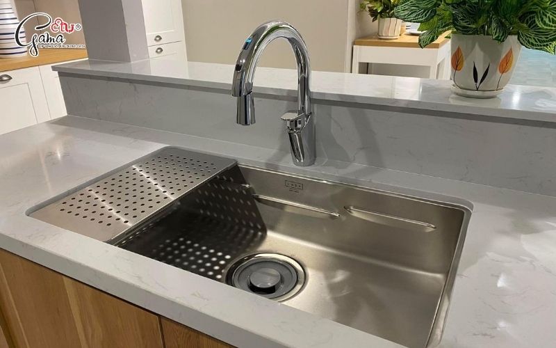 Nên chọn inox hay đá